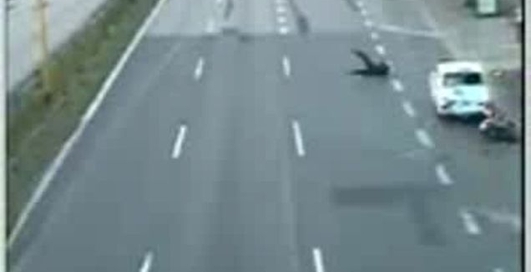 Водитель-тупица чуть не убил человека.