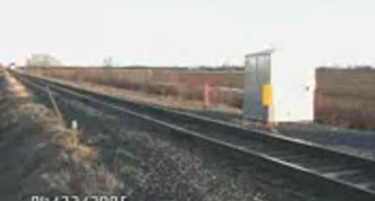 Мужик чуть не попал под поезд.