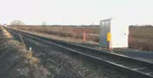 Мужик чуть не попал под поезд.