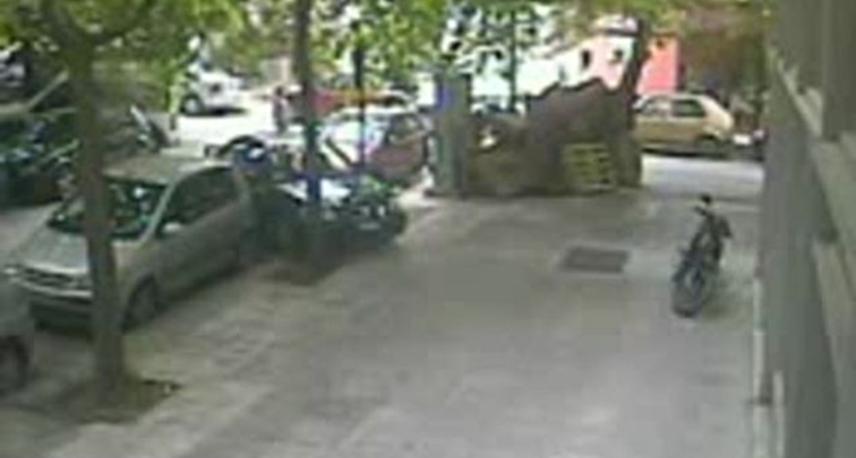 Невероятная дура за рулем.