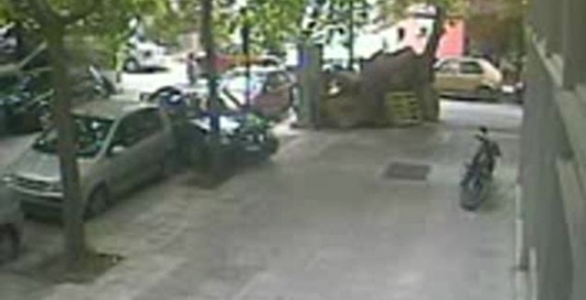 Невероятная дура за рулем.