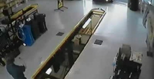 Блондинка заехала на техосмотр