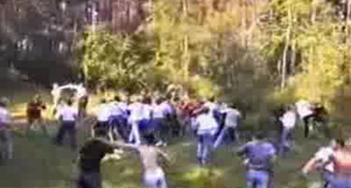 Толпа на толпу... Драка фанатов