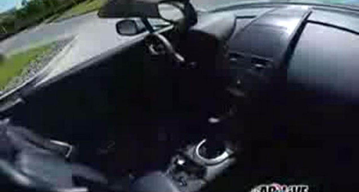 Голубой Aston Martin V8 Vantage Roadster