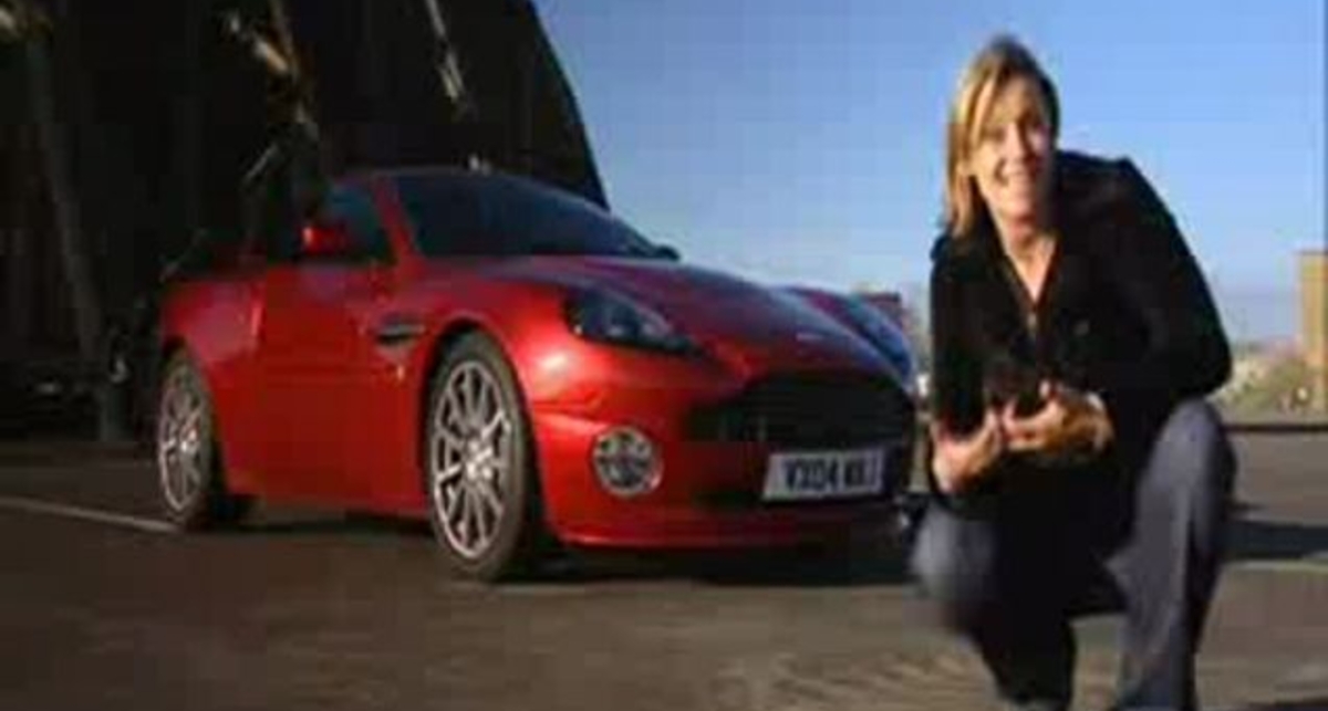 Красный Aston Martin Vanquish S