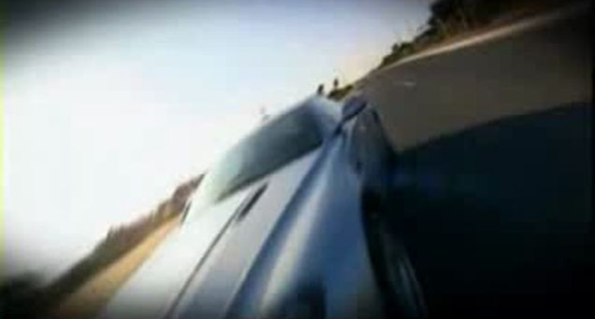 Серебристый Aston Martin V8 vantage coupe