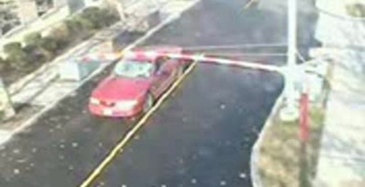 Машина въехала в шлагбаум.