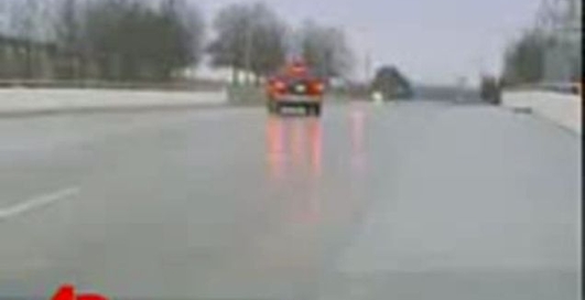 Не только у нас скользкие дороги зимой.