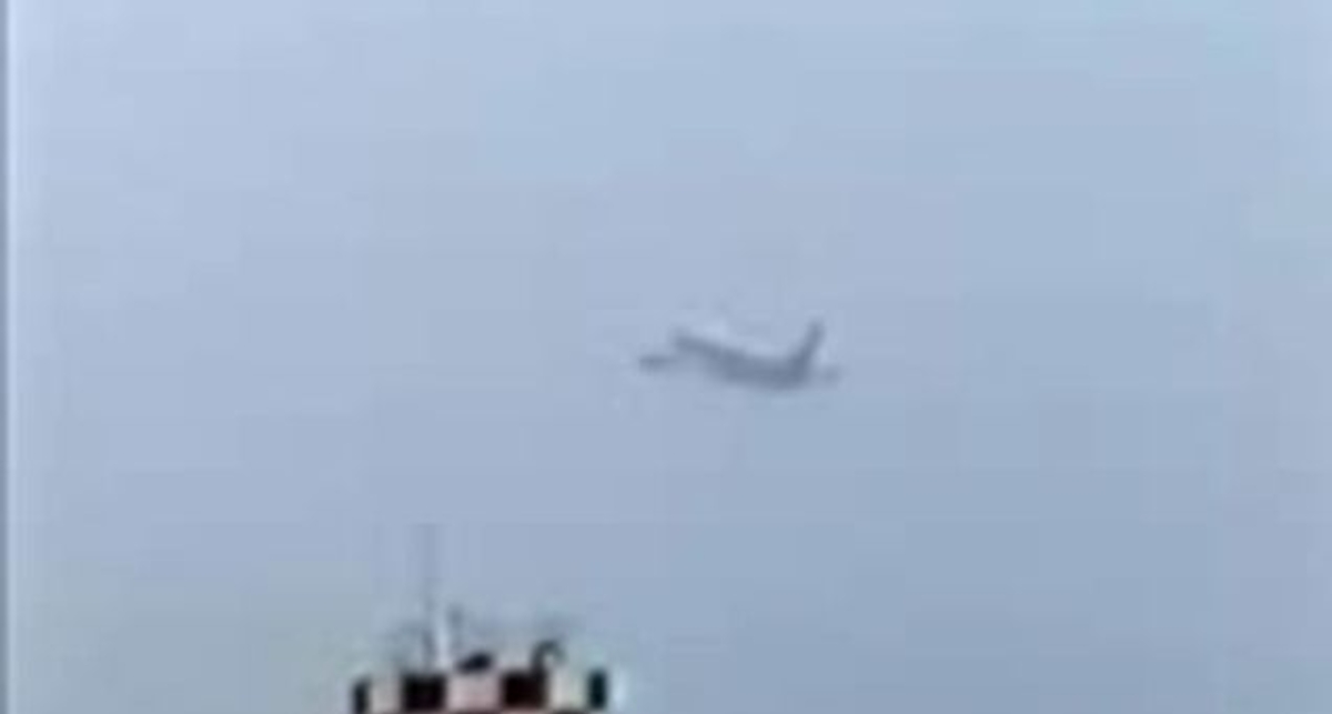 Самолет и молния