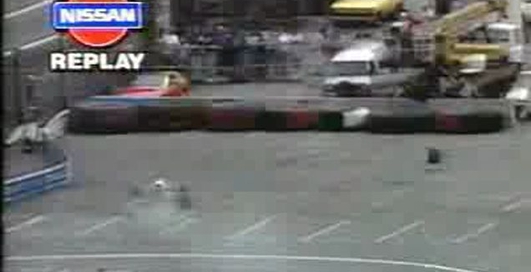 у формулы отлетело колесо