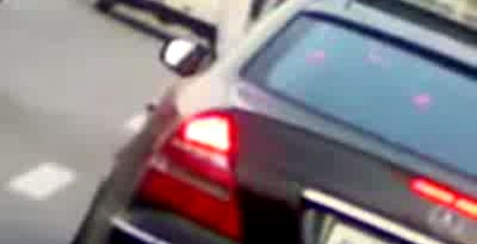 Нога в окошке мерседеса.