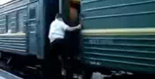 Пассажира вытолкали из поезда.