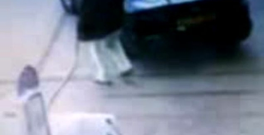 Водитель уехал с заправки с пистолетом в бензобаке.