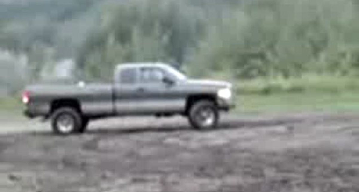 Джип утонул в луже.