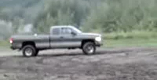 Джип утонул в луже.