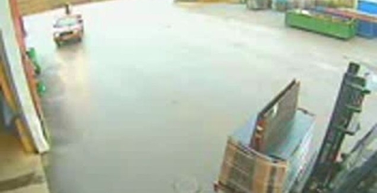 Погрузчик врезался в машину.