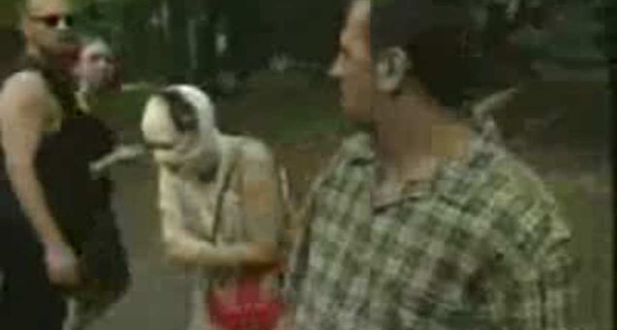 Жесткая драка семейных пар