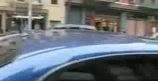 Астон Мартин на улице города...