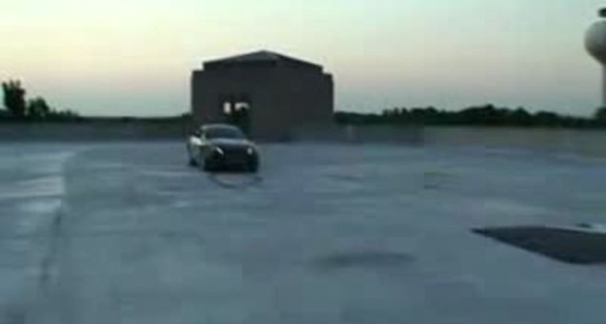 Aston Martin палит резину