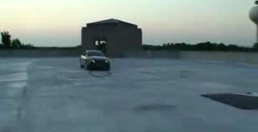 Aston Martin палит резину