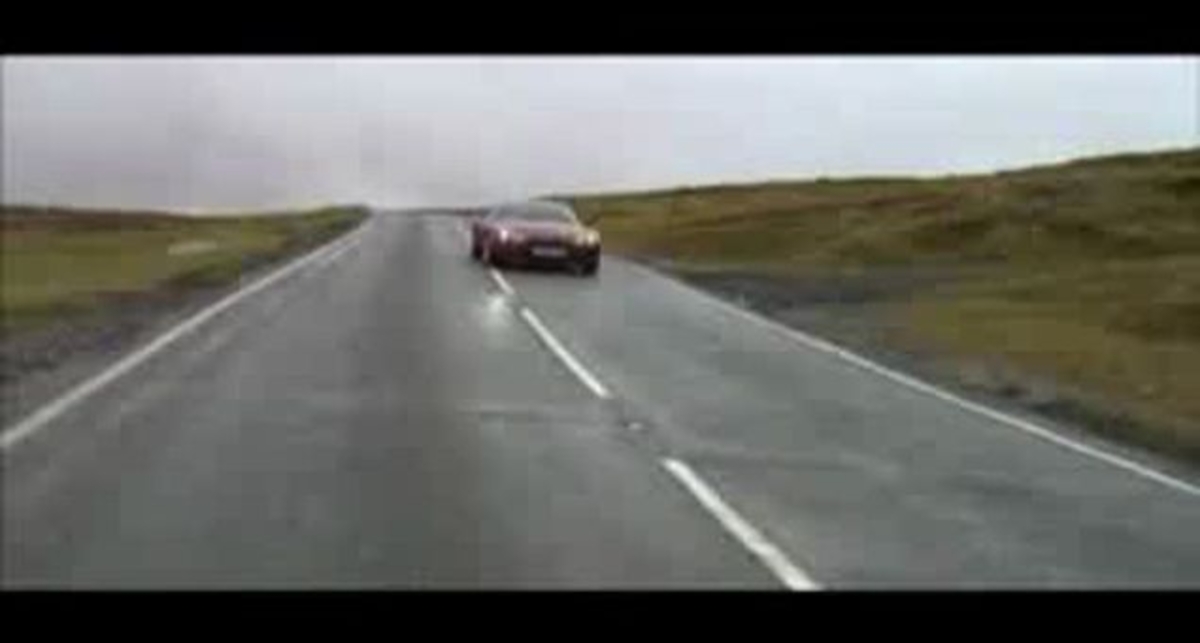 Aston Martin V8 Vantage на горной дороге