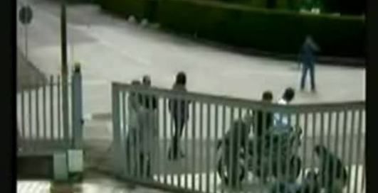 Байкер на швидкості врізається в ворота