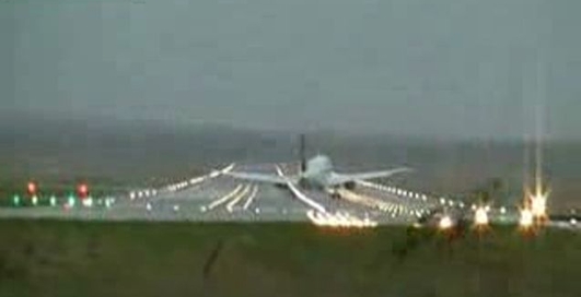 Cамолет сдуло ветром при посадке