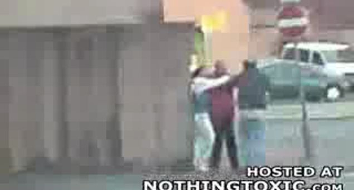 Отличный способ прекратить драку))