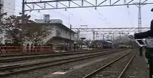 Идиот на рельсах!