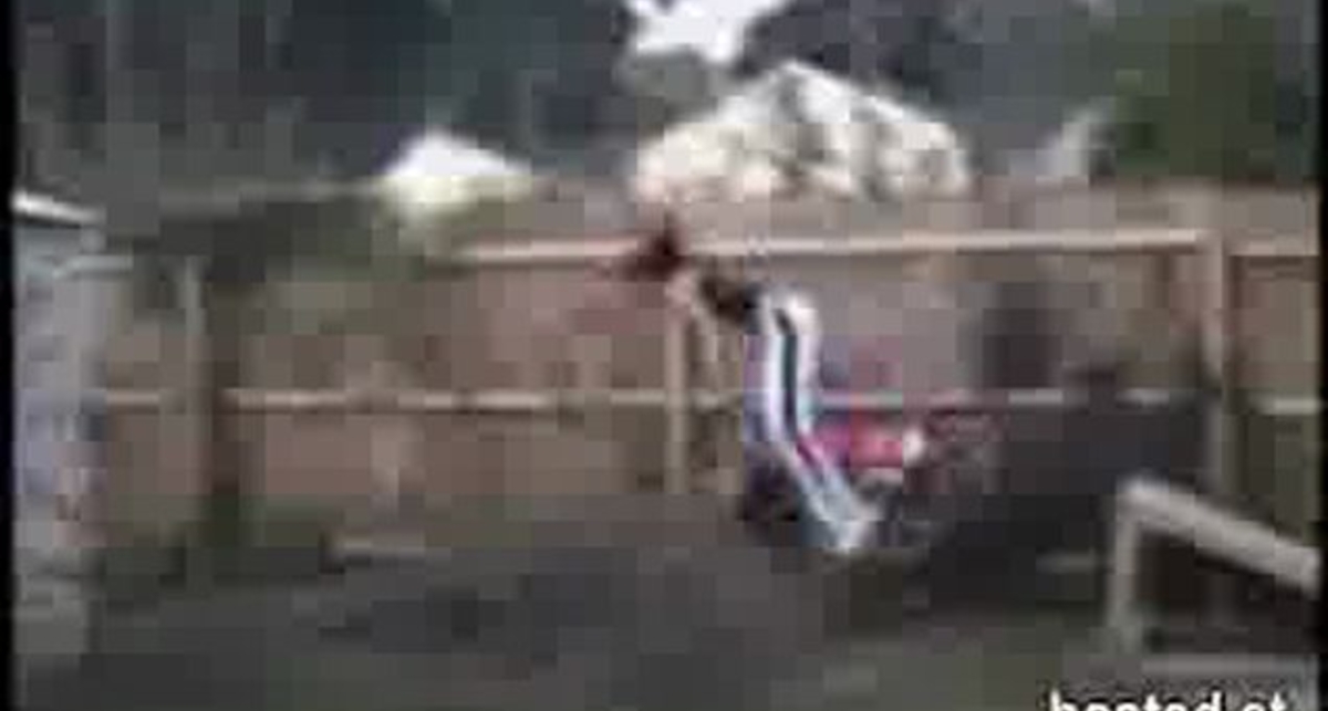 Мото-трюки девушки