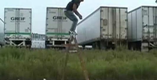 Прыжок через машину с лестницы