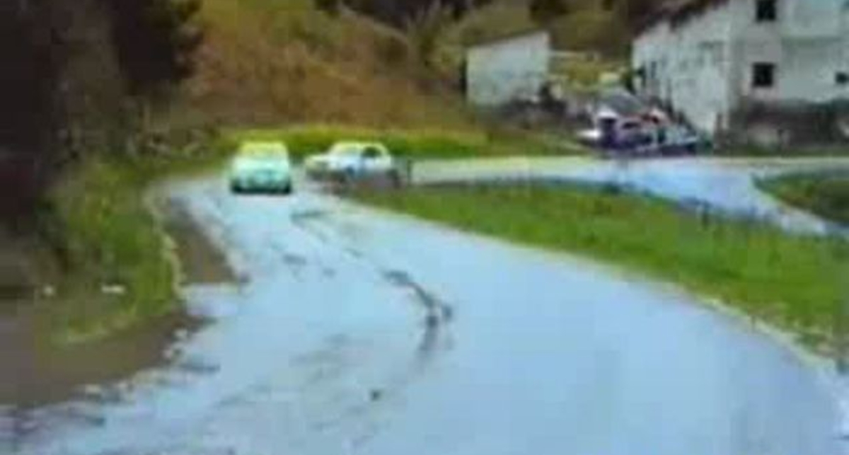 Сперва красиво обогнал, а потом...