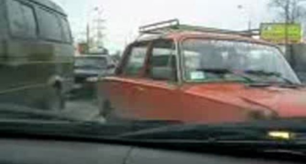 Наглый водила на ржавой копейке