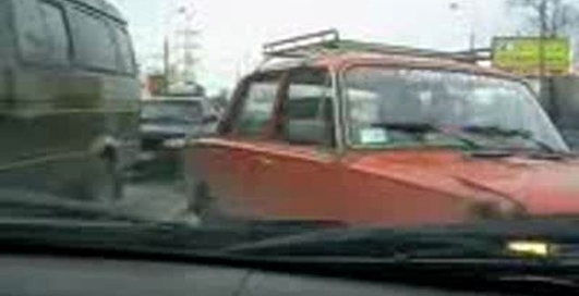 Наглый водила на ржавой копейке