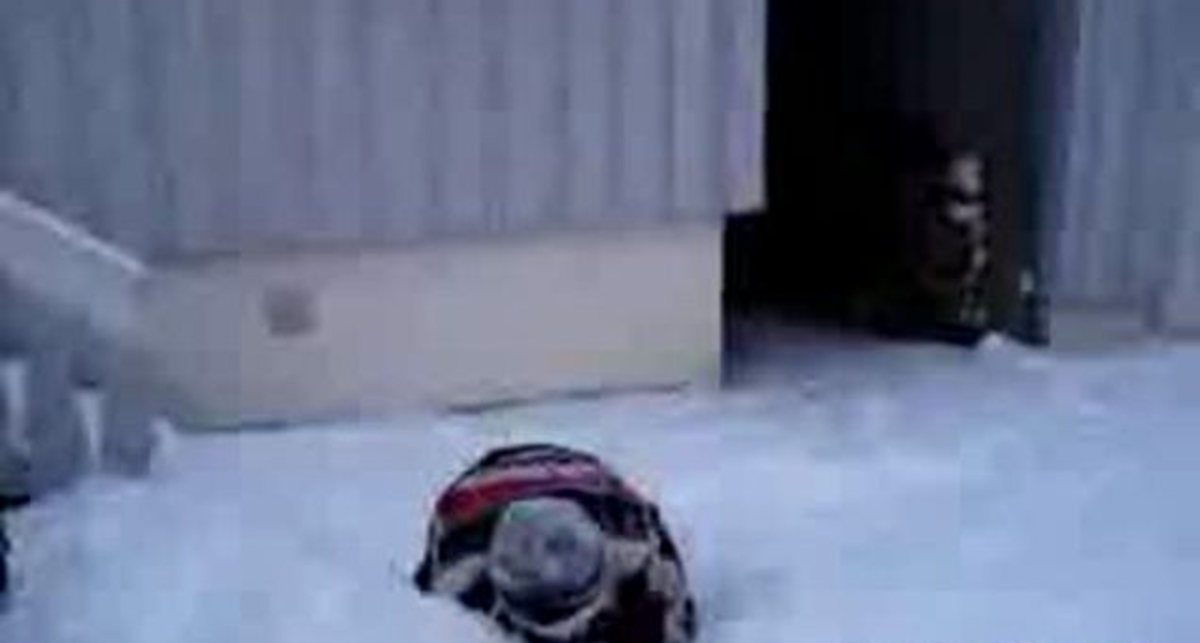 маленький хлопець упав із даху