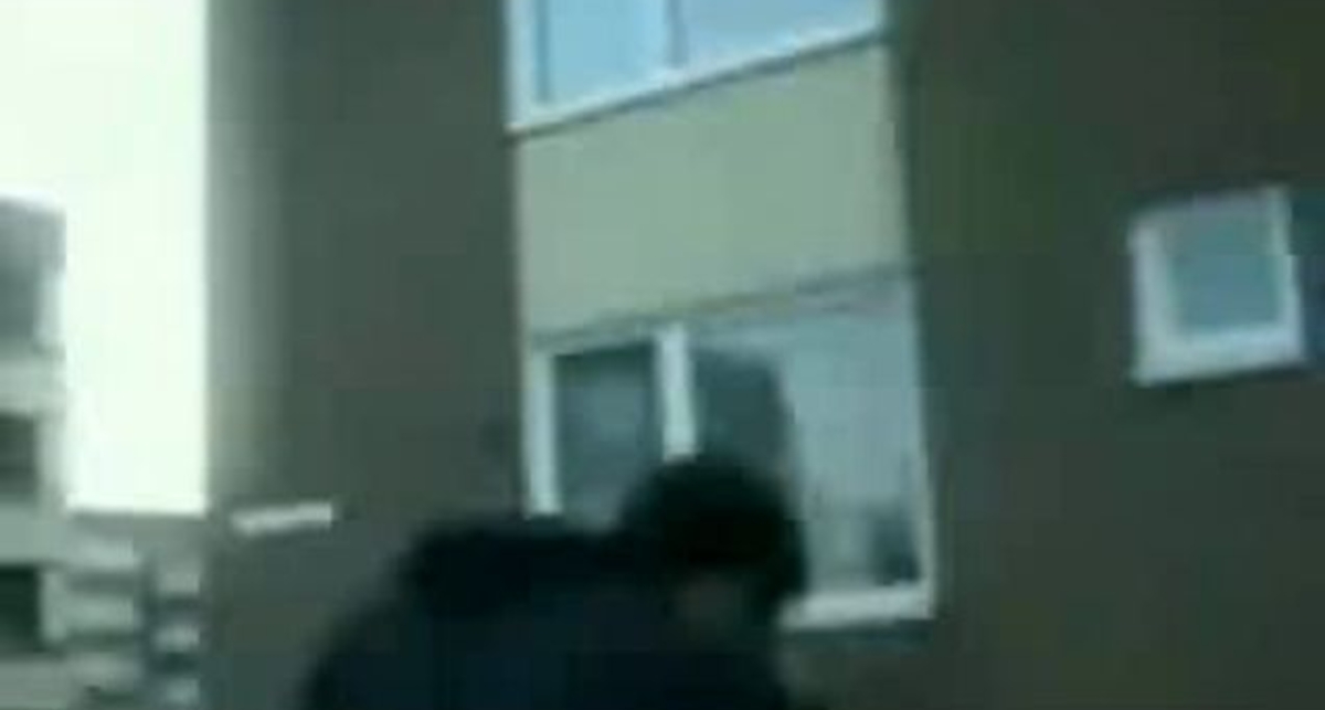 обиччям по землі