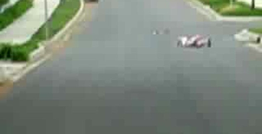 Девочка и скейтборд.