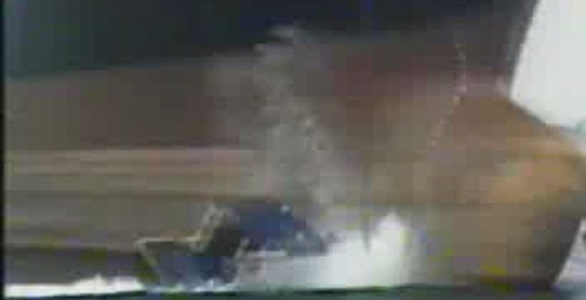 Падение тяжелого якоря на легкий катер