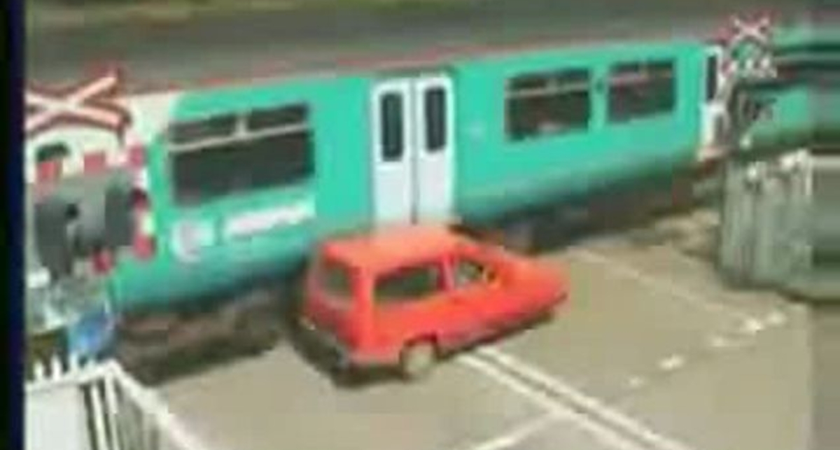 поїзд втаранив авто