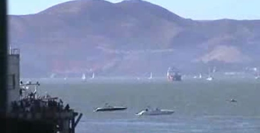 Истребитель проходит звуковой барьер