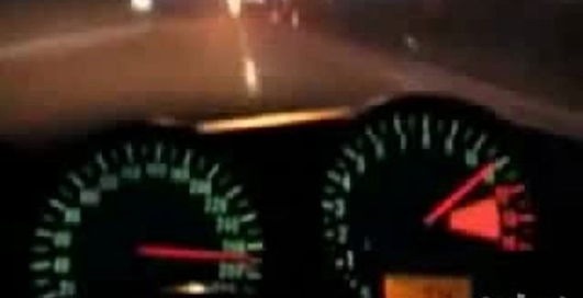 Байкер разогнался до 330 км.ч на ночной дороге