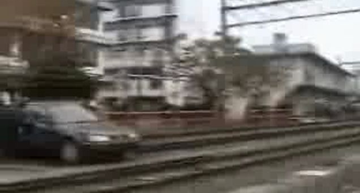 Идиот на рельсах!