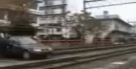 Идиот на рельсах!