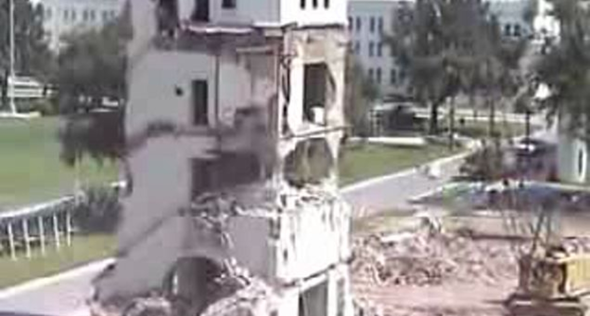 Кран завалило