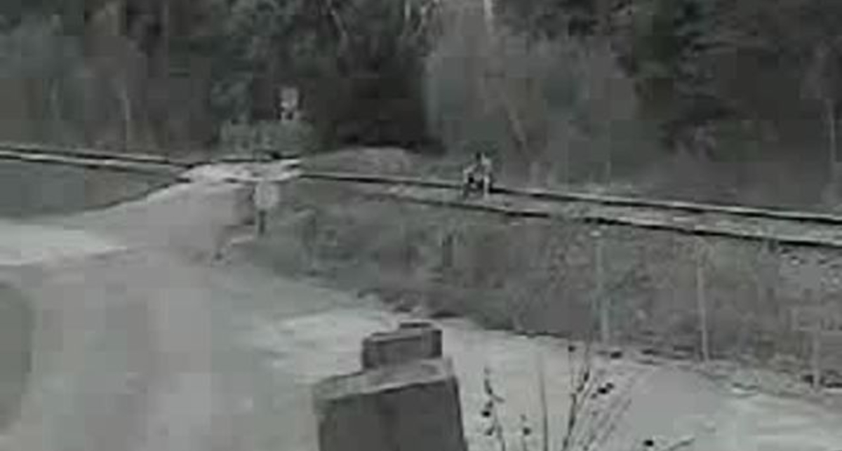 Пьяный чел лег под поезд