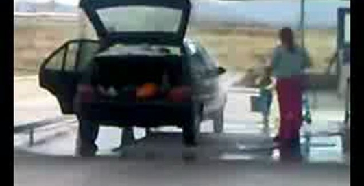 Как!! блондинка моет автомобиль