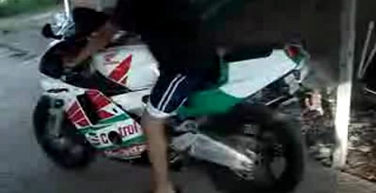 втаранився....