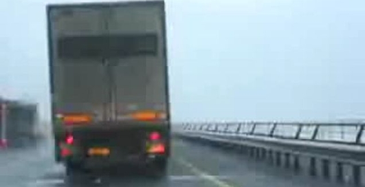 вітер перекинув вантажівку