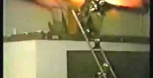 надо лестницу держать!!!