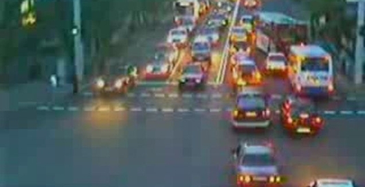 Машина сбивает пешехода